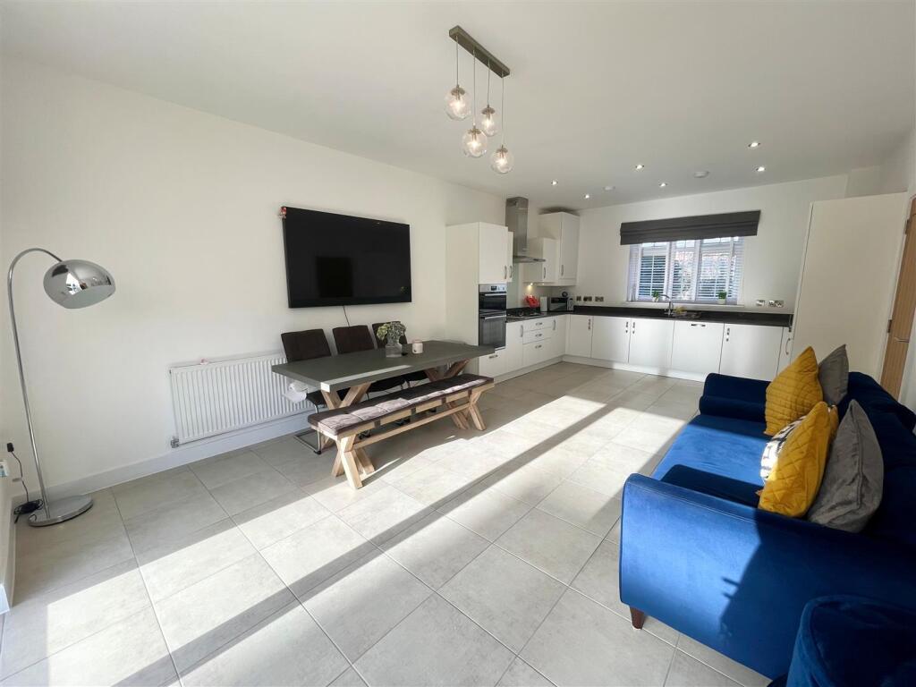 DINING KITCHEN 2.jpg