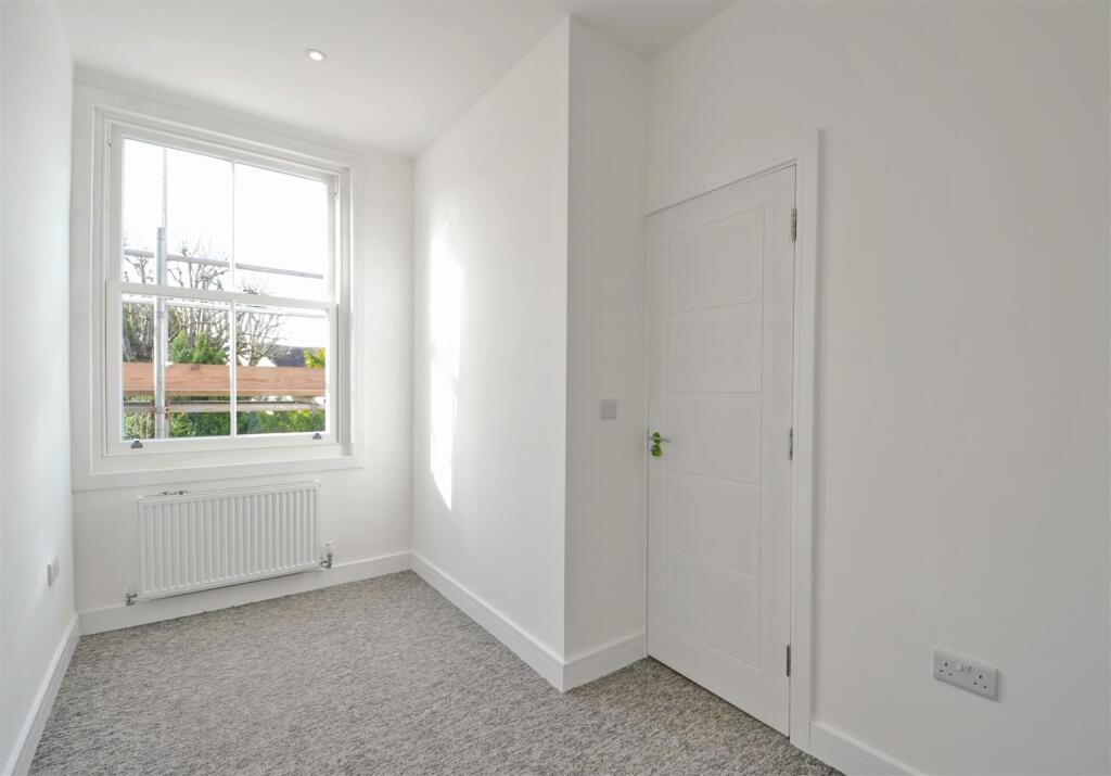 6 - Three Bedroom Flat for Auction, Westbury-on-Tr