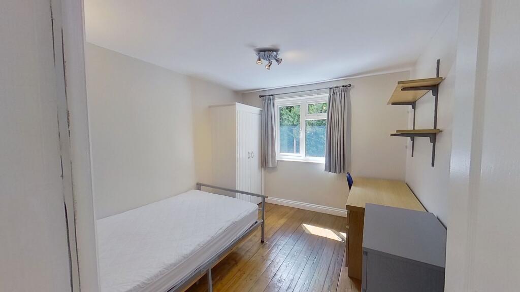 Bright, simply furnished single bedroom with wo...
