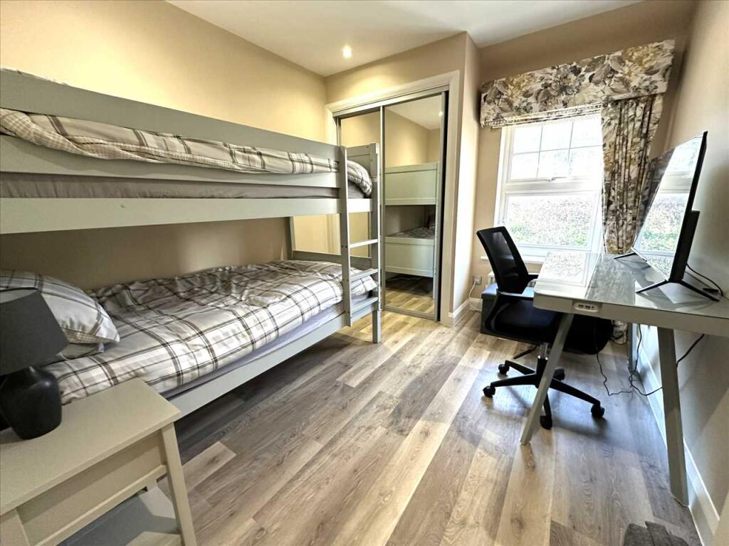 Bedroom (rear)
