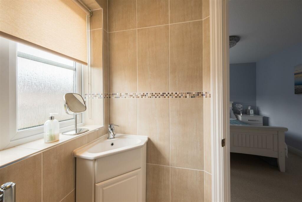 8 Cowmere Close-018.jpg