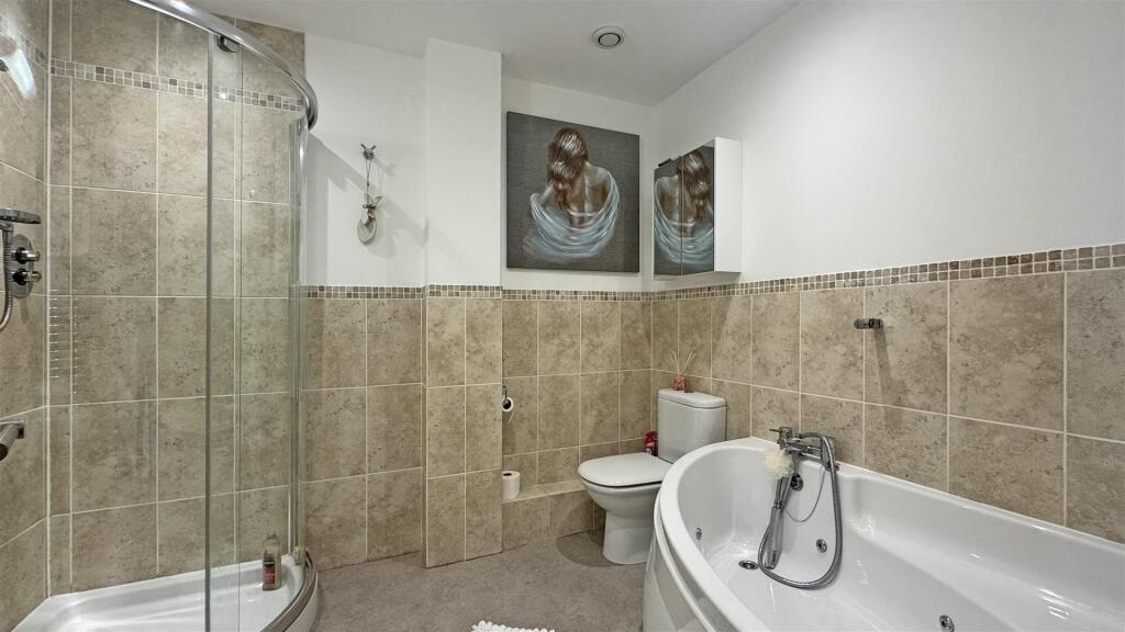 Bathroom 1.jpg
