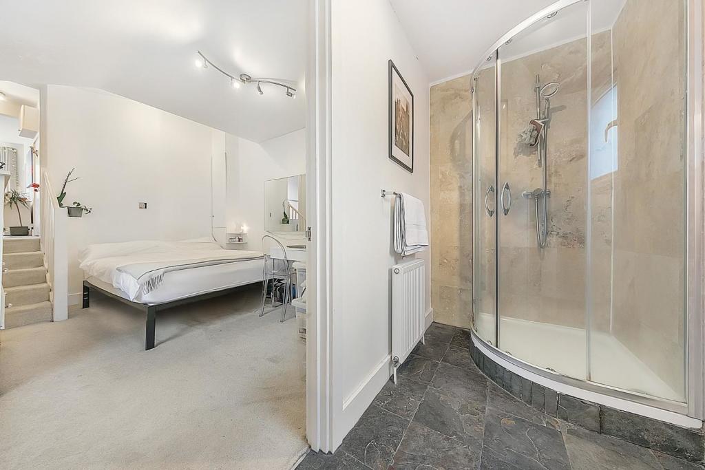 First Bedroom - En-Suite.jpg