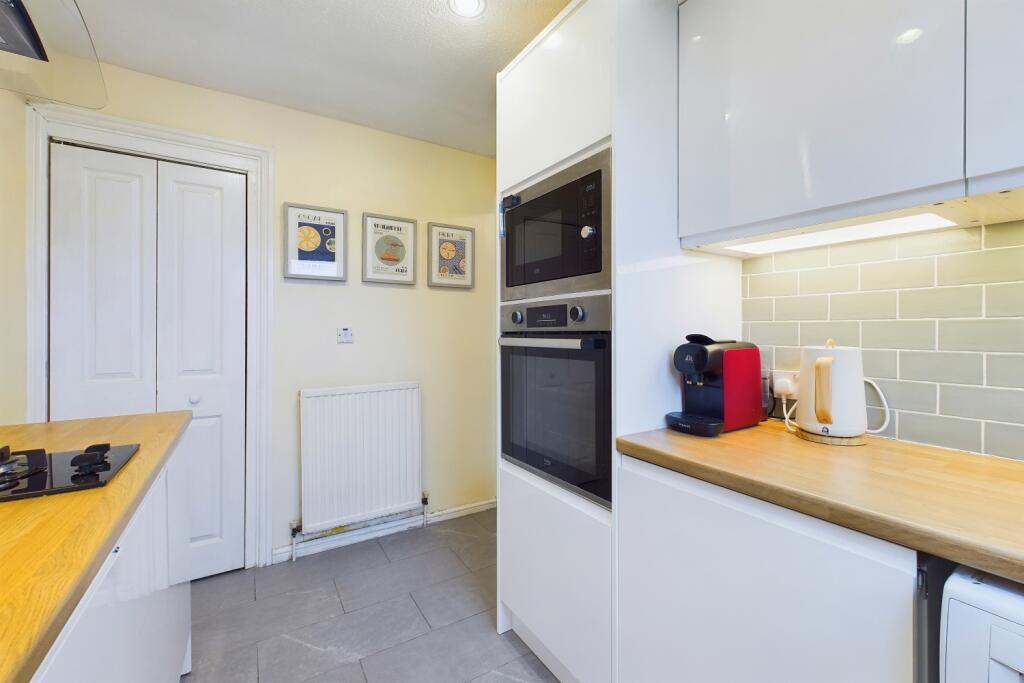 CAM03162G0-PR0204-STILL010