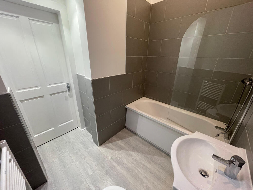 Meadowpark St Bathroom 1