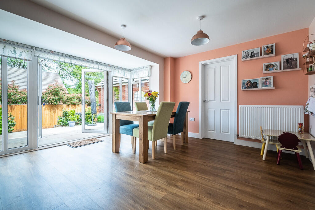 4 Celtic Close - ...