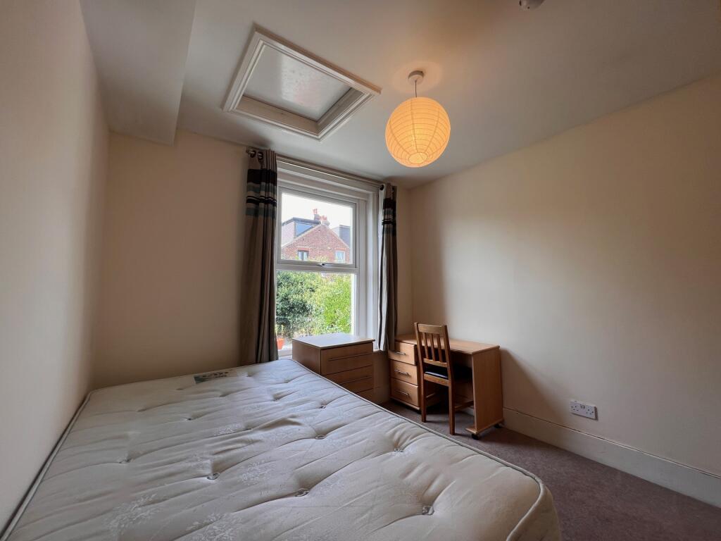 A bright and neatly kept single bedroom featuri...
