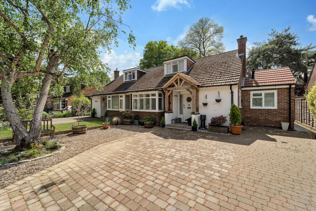 Blackdown Close, Pyrford, GU22