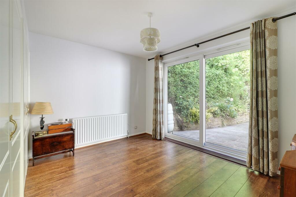 MAIN BEDROOM.jpg