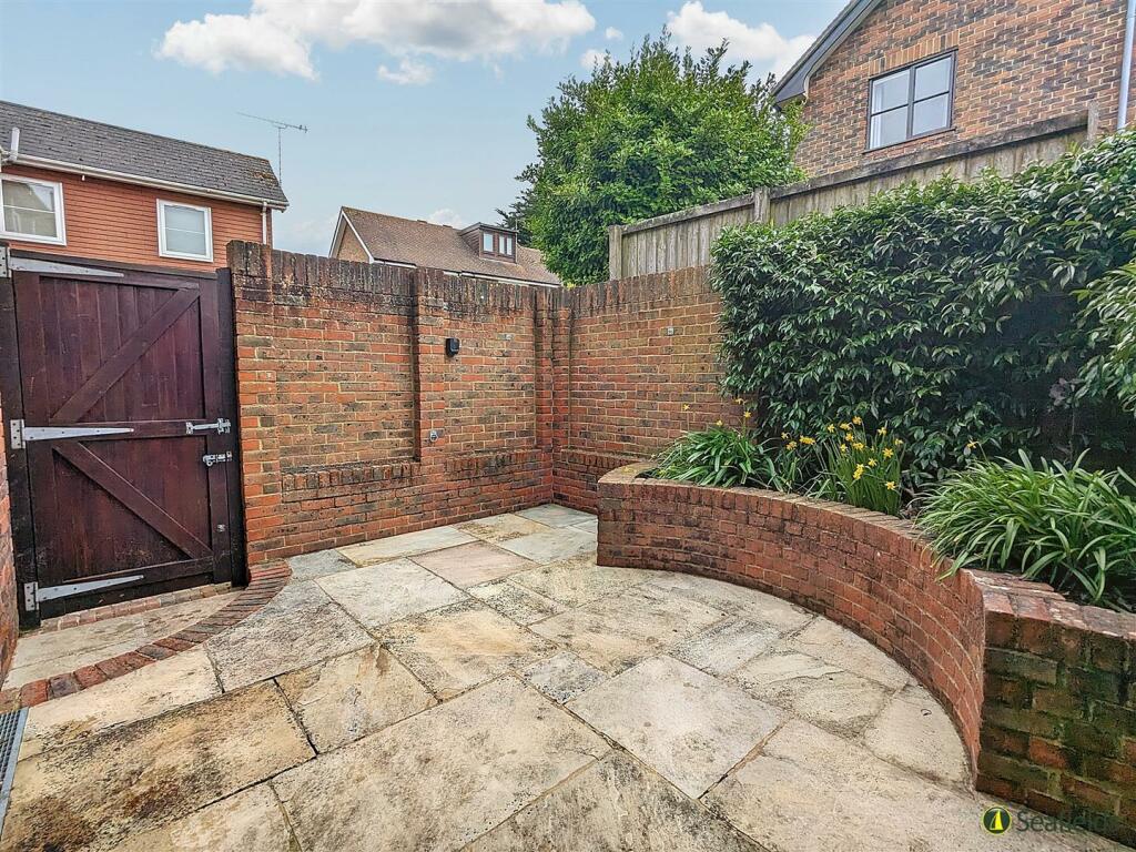 WALLED PATIO GARDEN