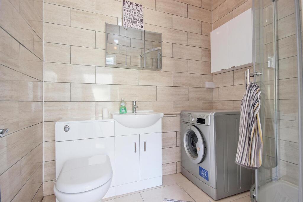 SHOWER ROOM / W.C.