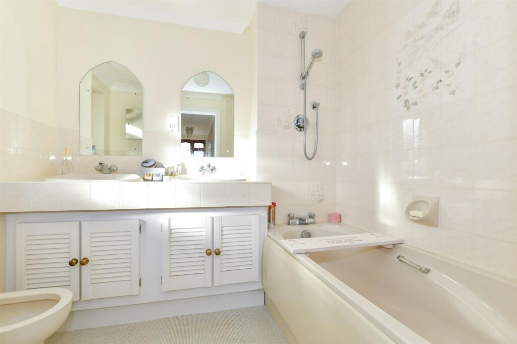 En-Suite Bathroom