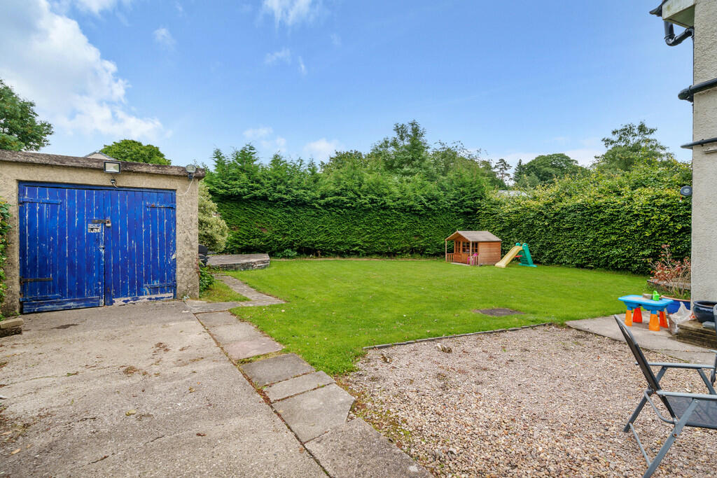 Garage, driveway ...