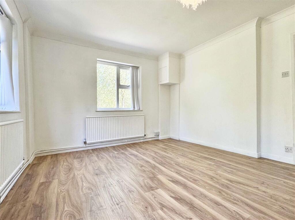 Master Bedroom b.jpg