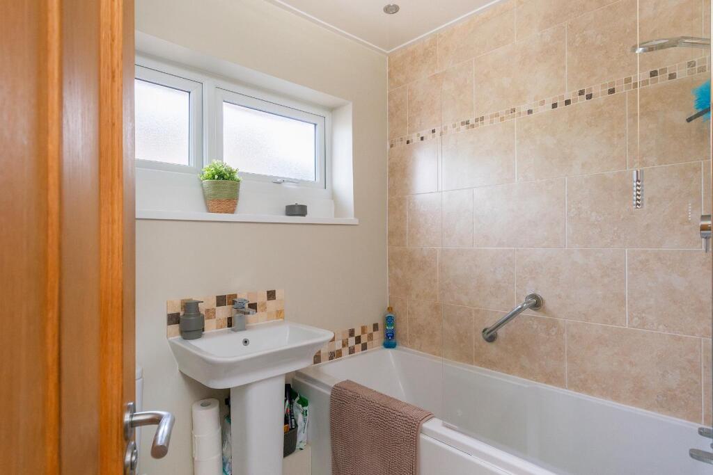4R8DHE - Bathroom B.jpg