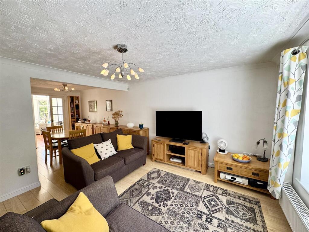 LIVING/DINING ROOM