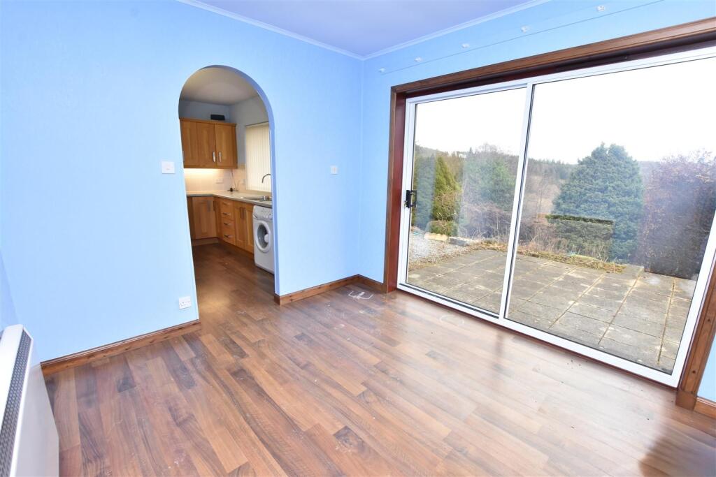 DINING ROOM.jpg