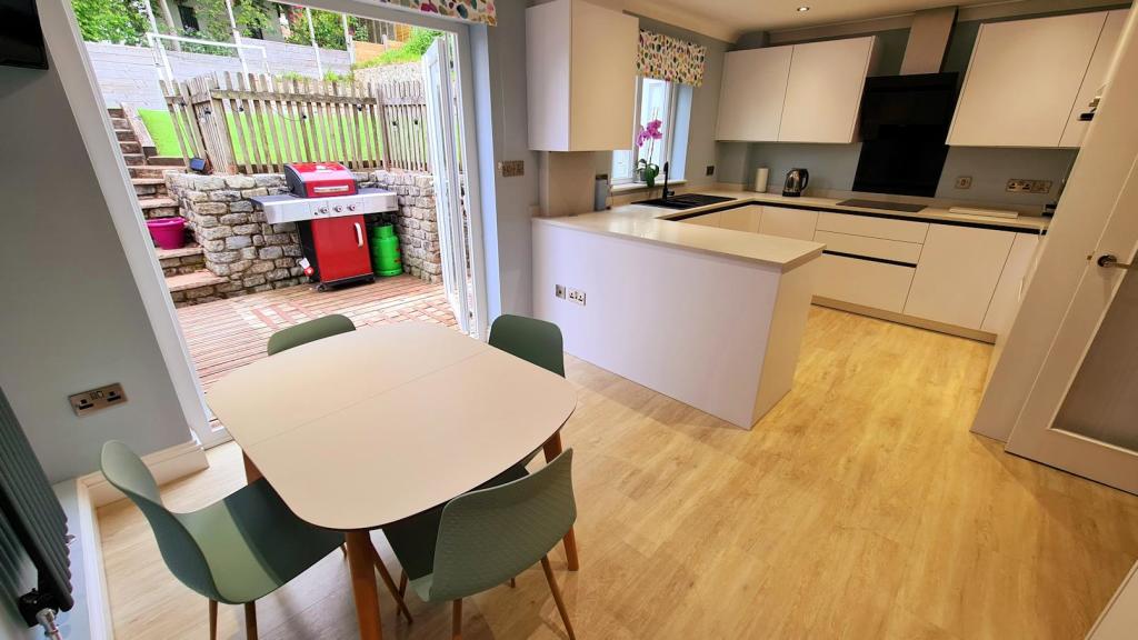 kitchen diner resized.jpg