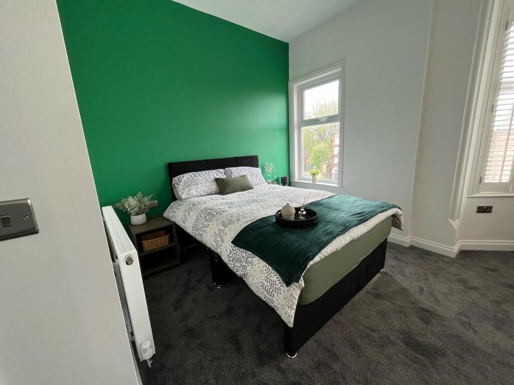 This beautifully decorated double bedroom featu...