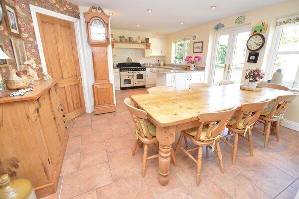 open plan dining/kitchen
