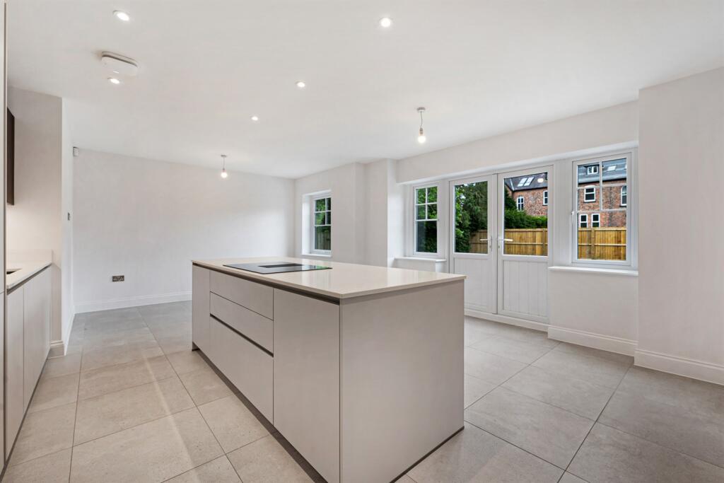 open plan kitchen/di