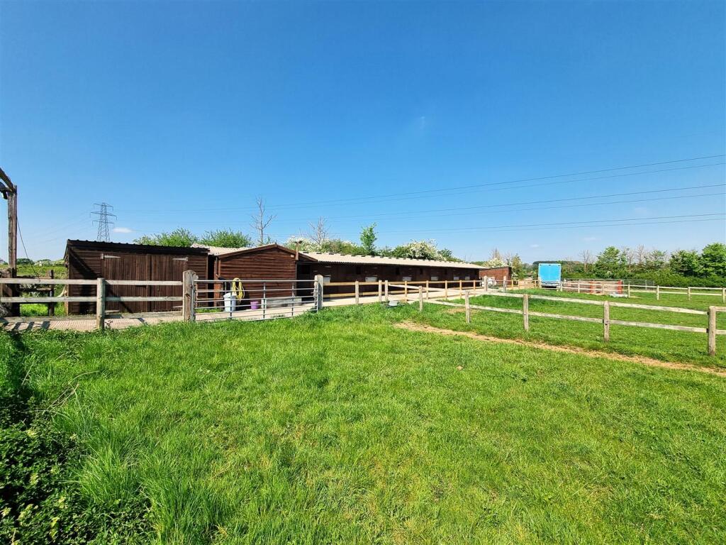 Stables at Rowde - Stables4.jpg