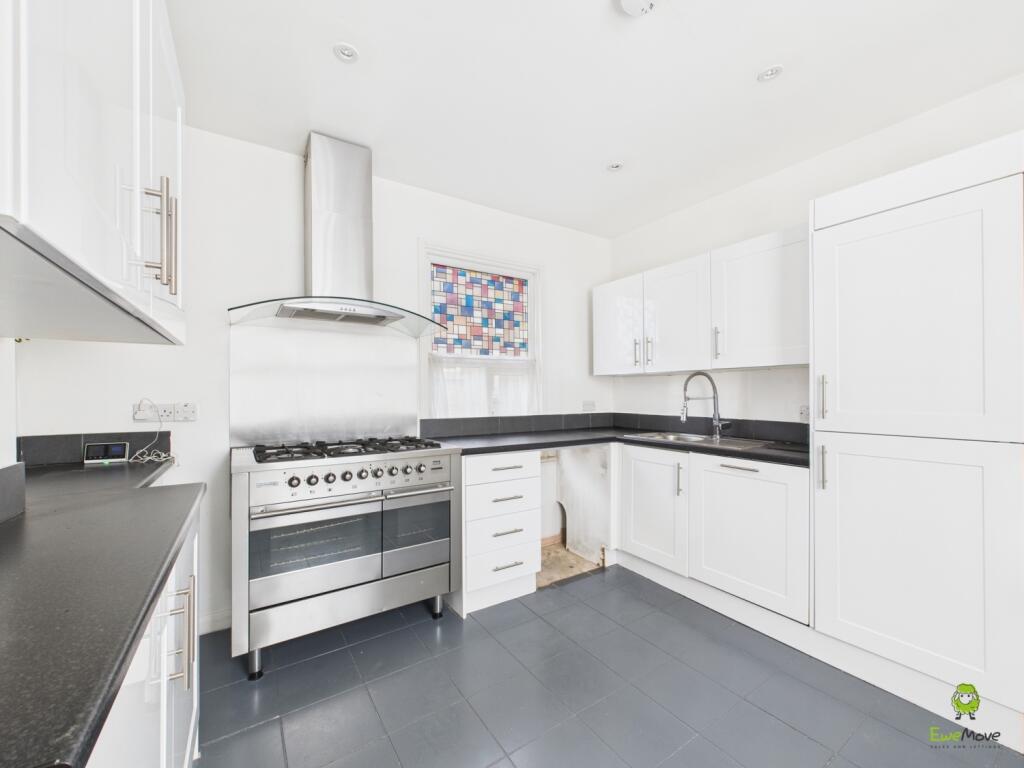 CAM03418G0-PR0190-STILL009