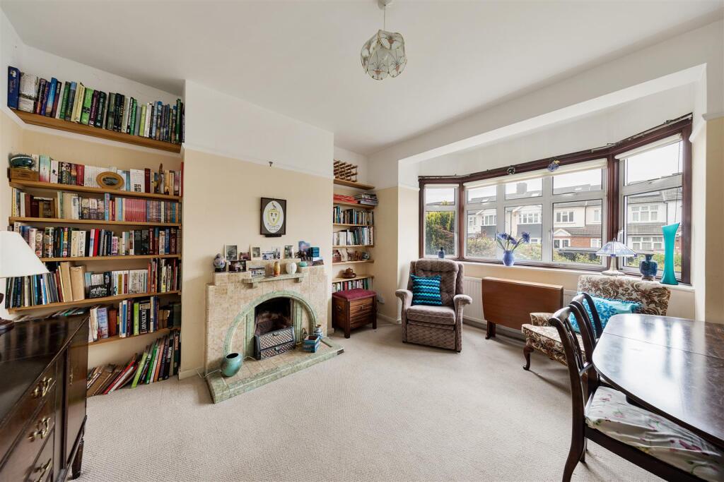 South View Drive, E18