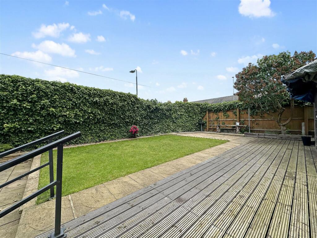 Private Enclosed Garden 902