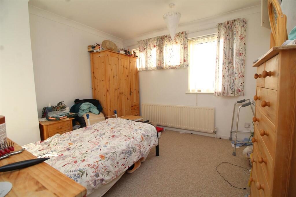 bedroom 1 .JPG