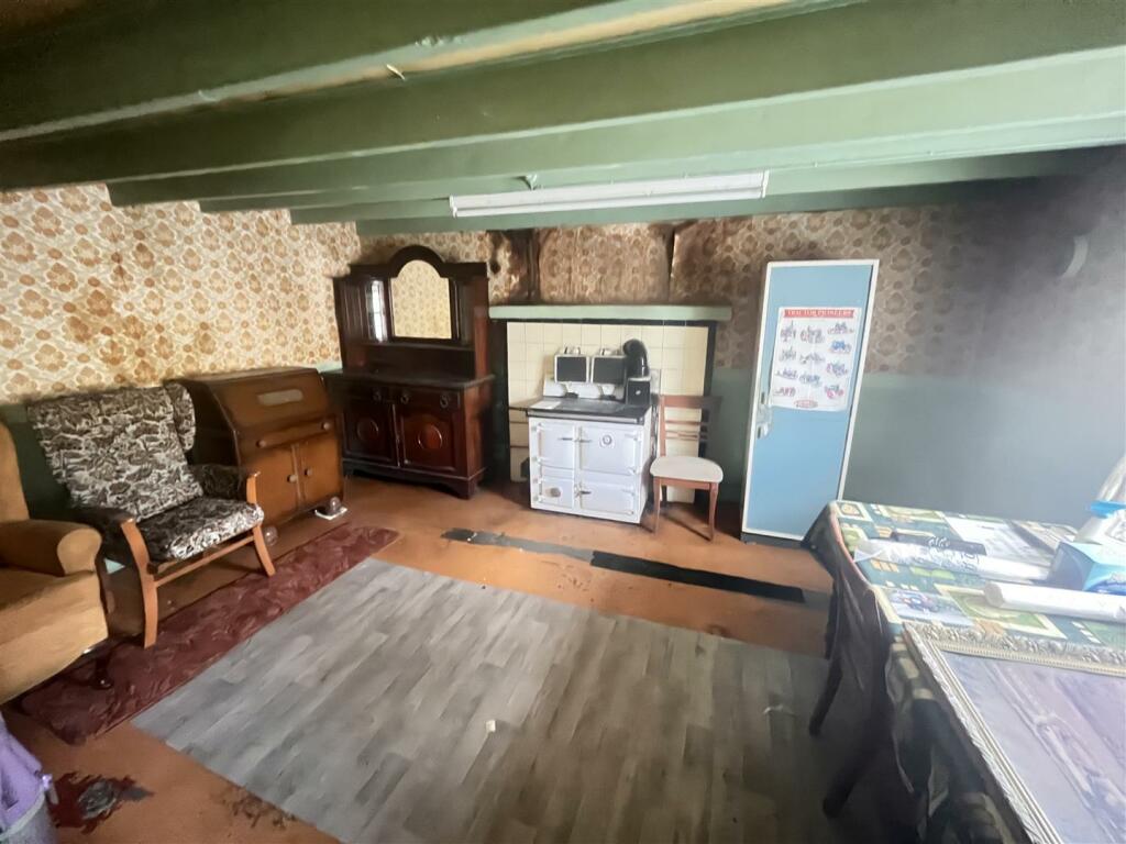 MAIN LIVING/DINING ROOM