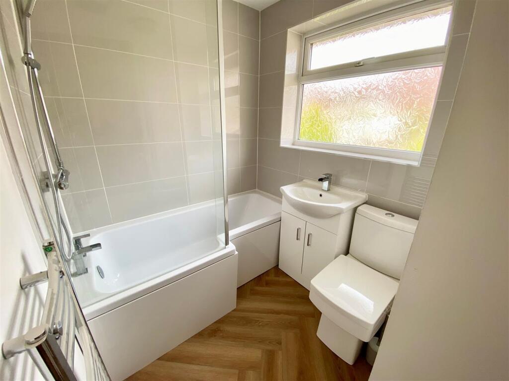53 bathroom.jpg