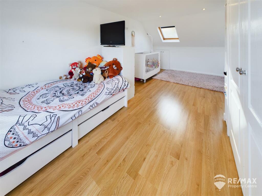 Bedroom 1 (2).jpg