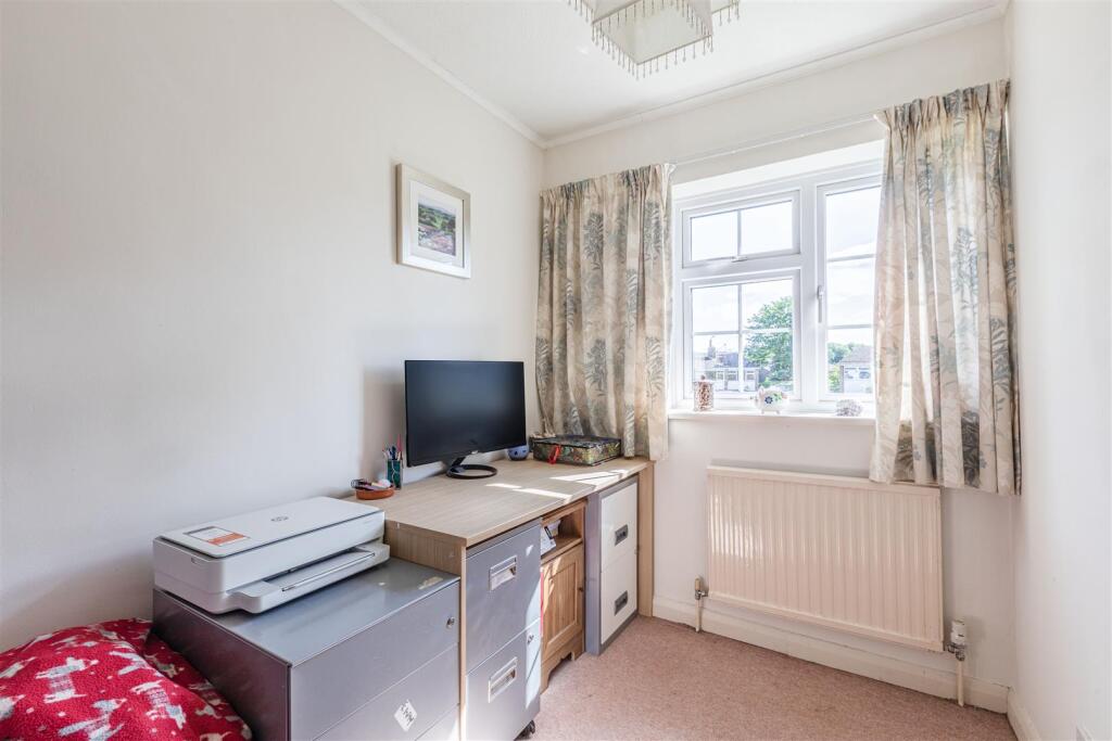 4 Digby Way, Byfleet - 1.jpg