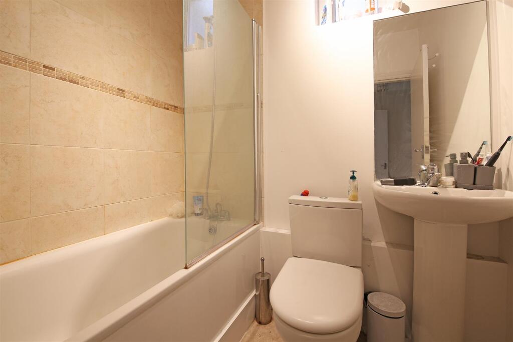 27 Hoyle Road bathroom 1.jpg