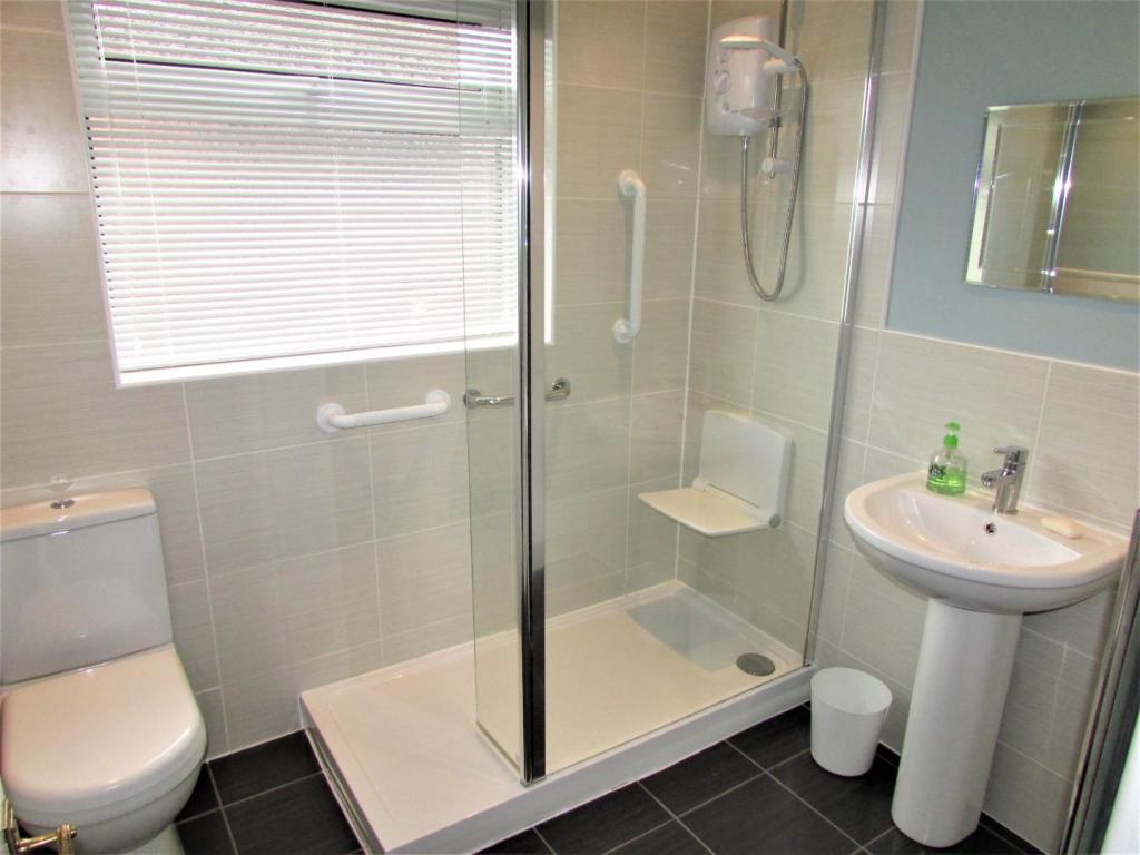 AlanAve85bath.JPG