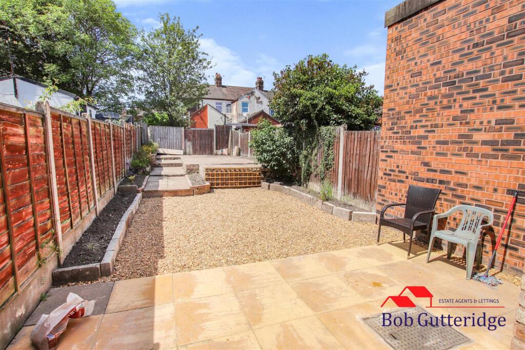 ENCLOSED REAR GARDEN