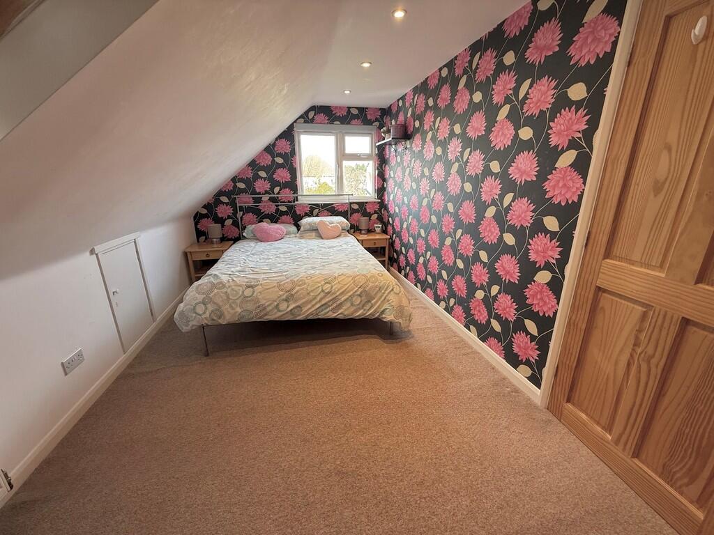 12 Knightscroft A...