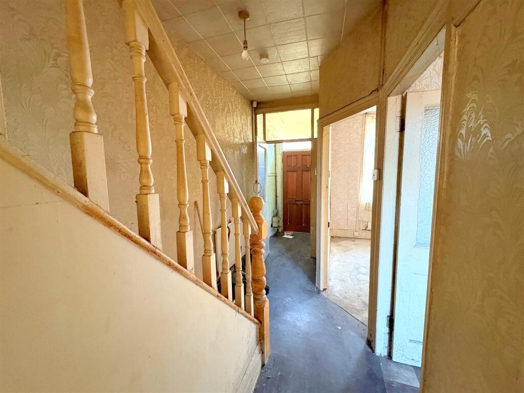 Hallway b.jpg