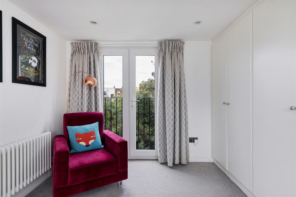 92 Cavendish Drive, E11