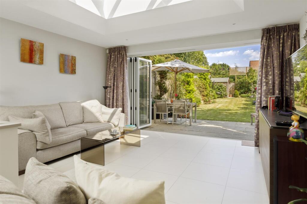 6-Coplestone-Chase-Cranley-Road-Guildford-GU1-2JW-