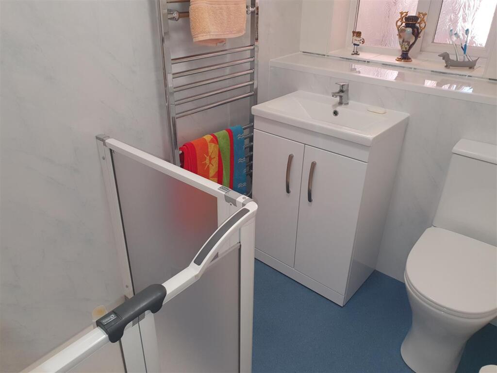 SHOWER ROOM/W.C