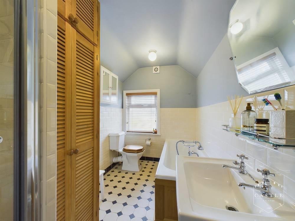 FAMILY BATHROOM