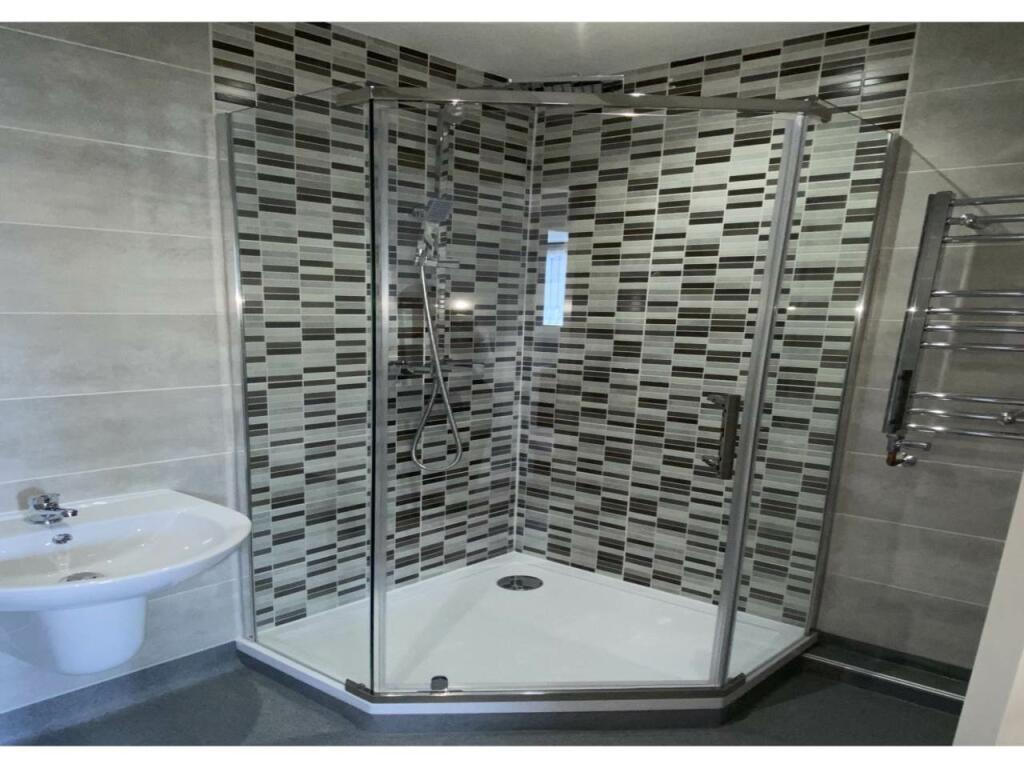 en-suite bed 2