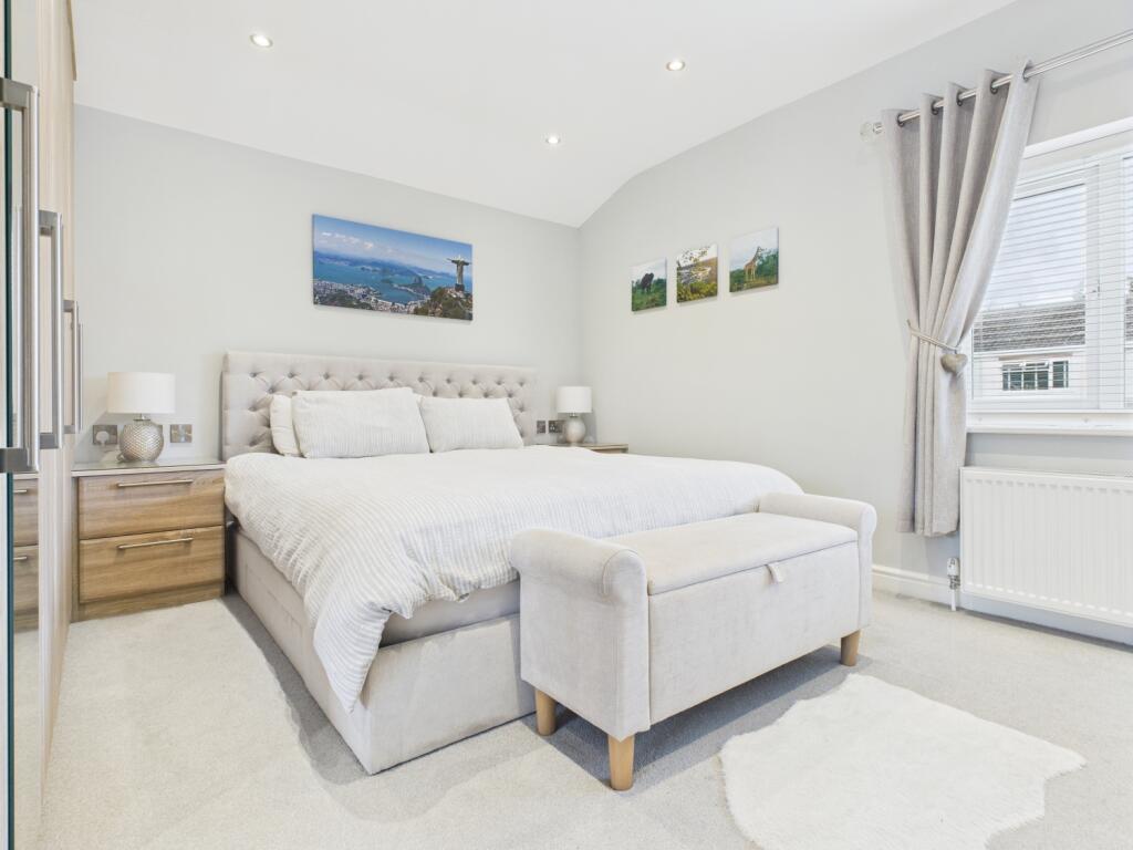 CAM03729G0-PR0101-STILL034