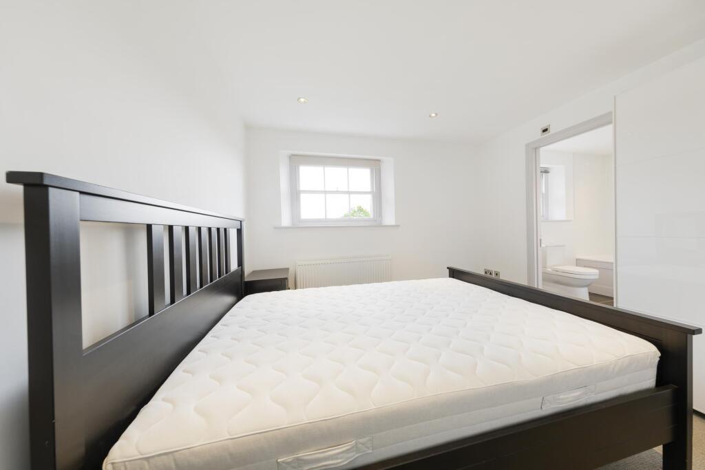 bedroom ()