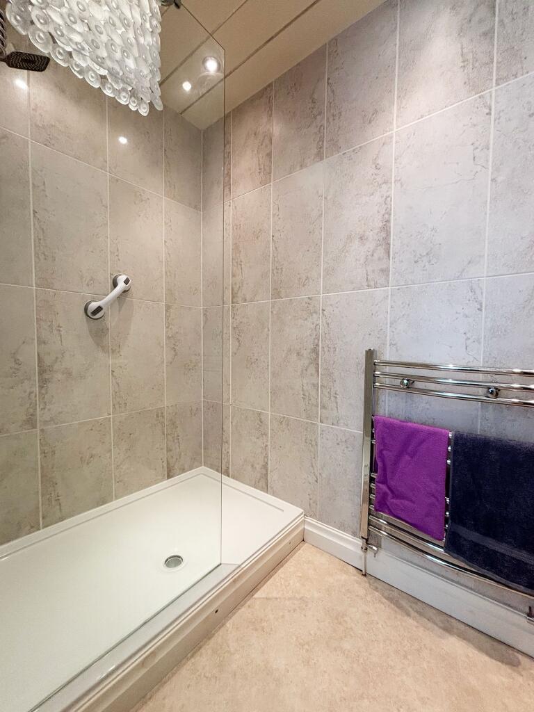 En-suite to bedroom 2