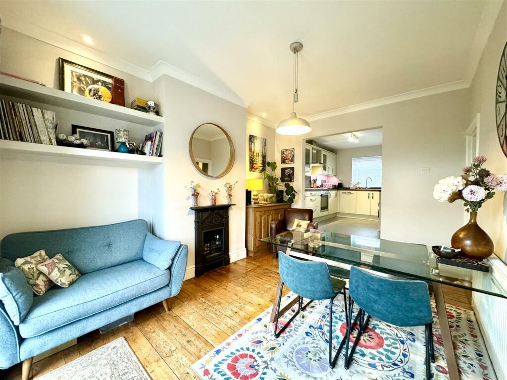 DINING/SITTING ROOM