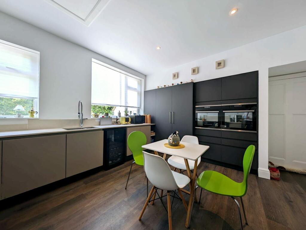 6bd01242-c65e-46c6-8ae8-f69dd9943534