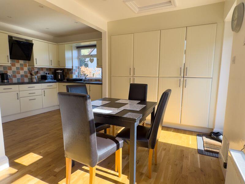 Kitchen/ Breakfast Room